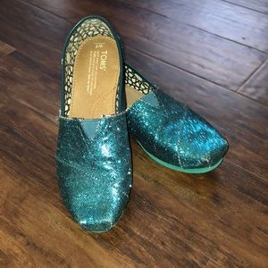 TOMS - emerald glitter - size 7
